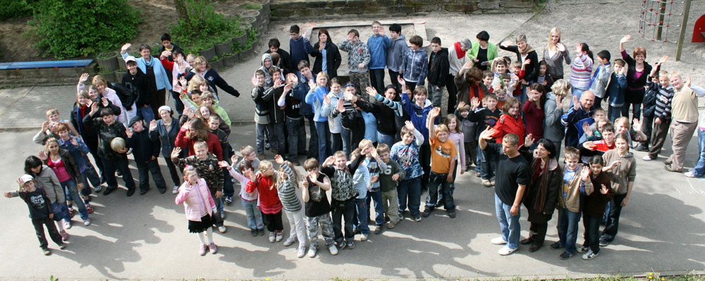 Schüler-auf-dem-Hof-2007